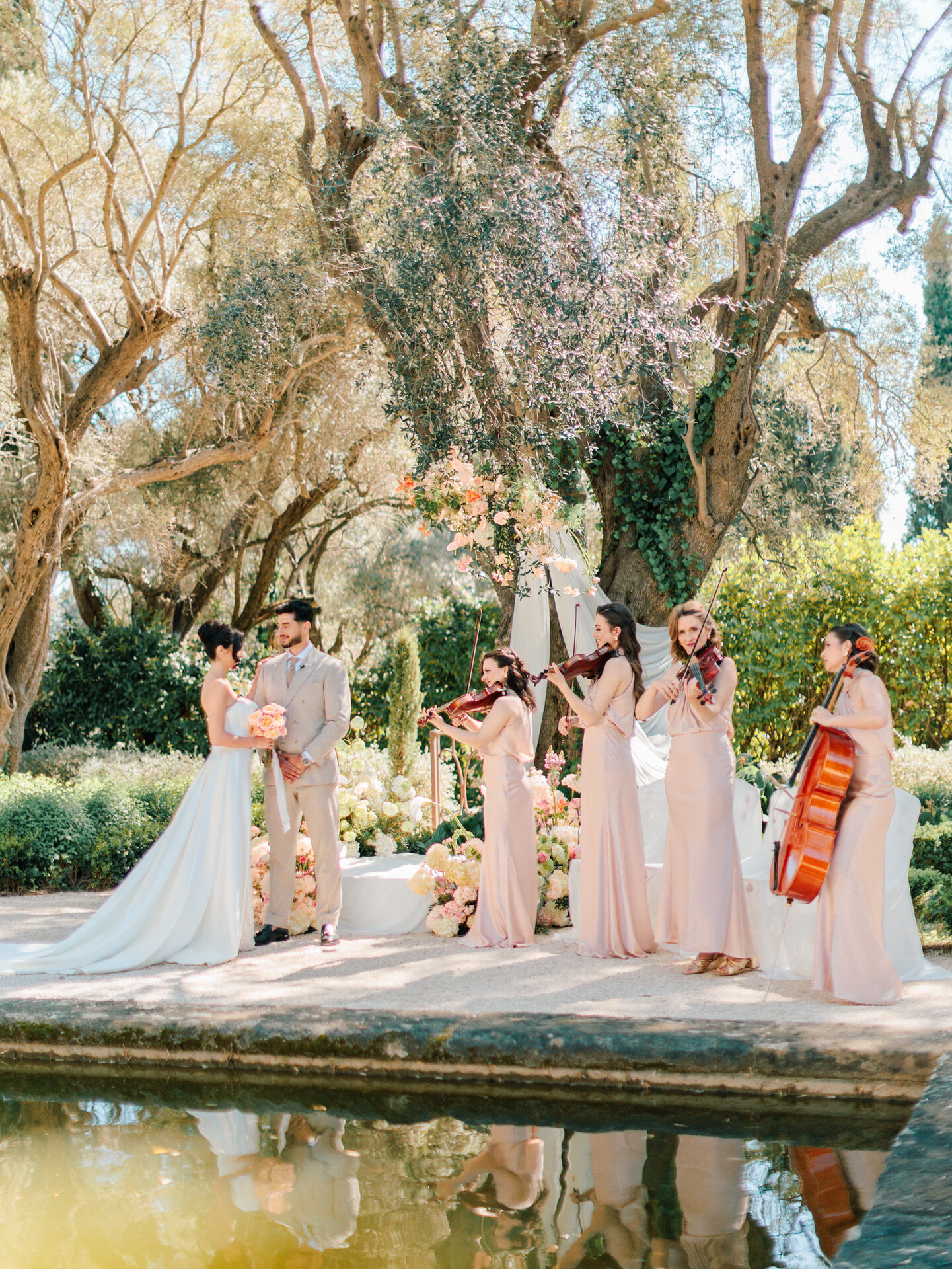 Quatuor à cordes jouant lors d'une cérémonie de mariage au bord de l'eau