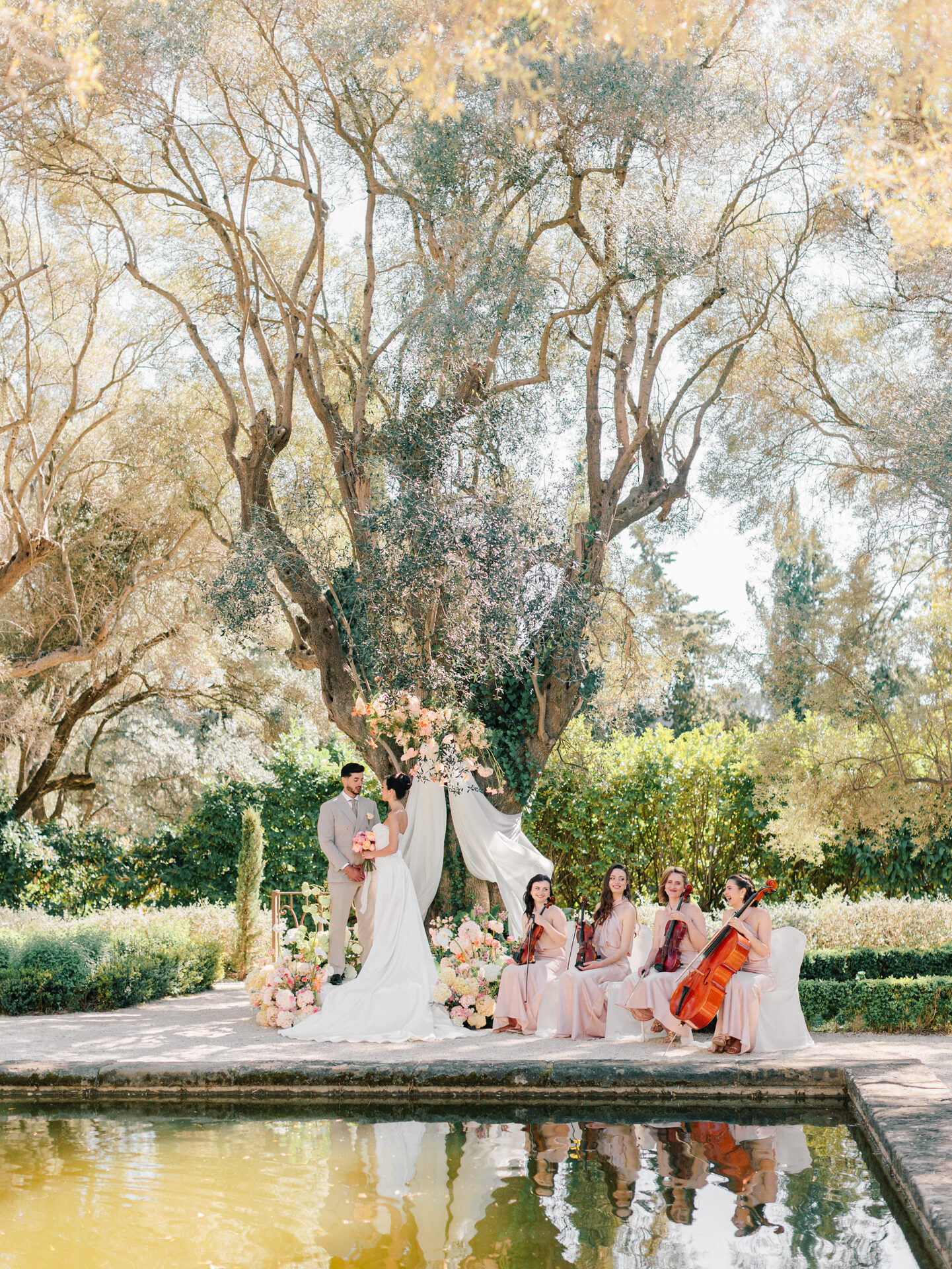 Cérémonie de mariage sous un olivier avec quatuor à cordes