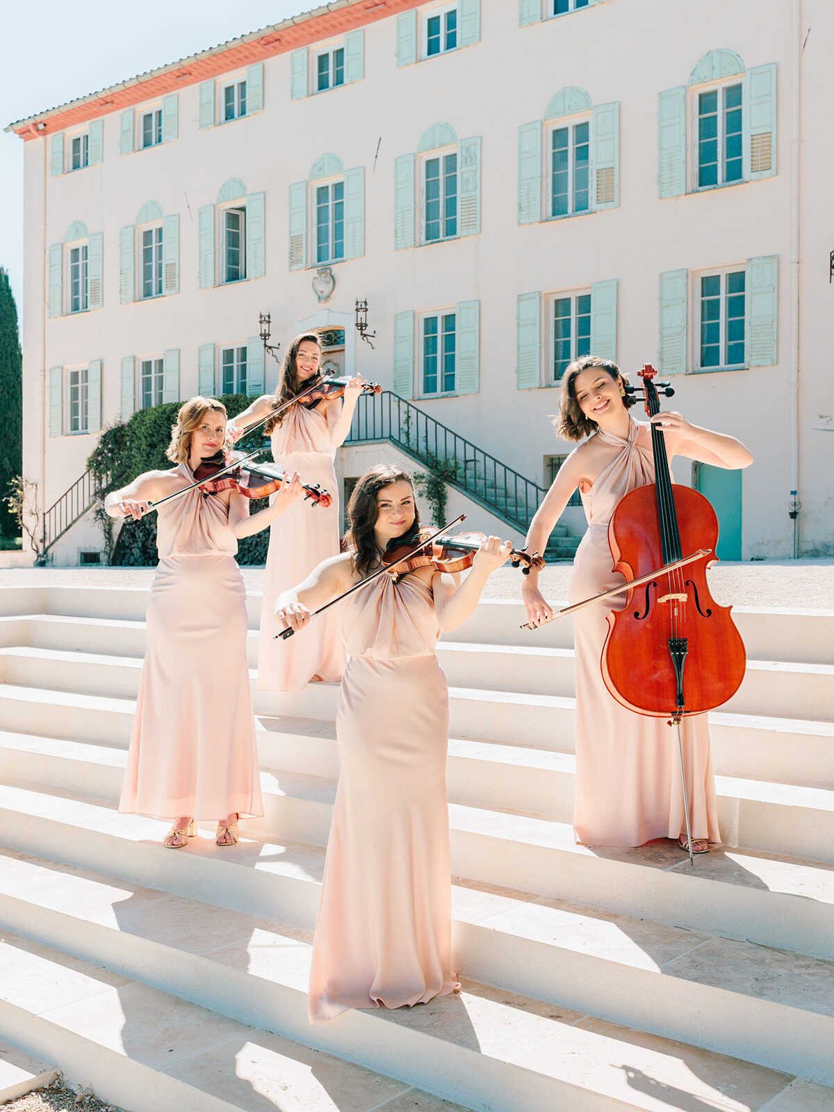 Quatuor à cordes devant une bastide provençale