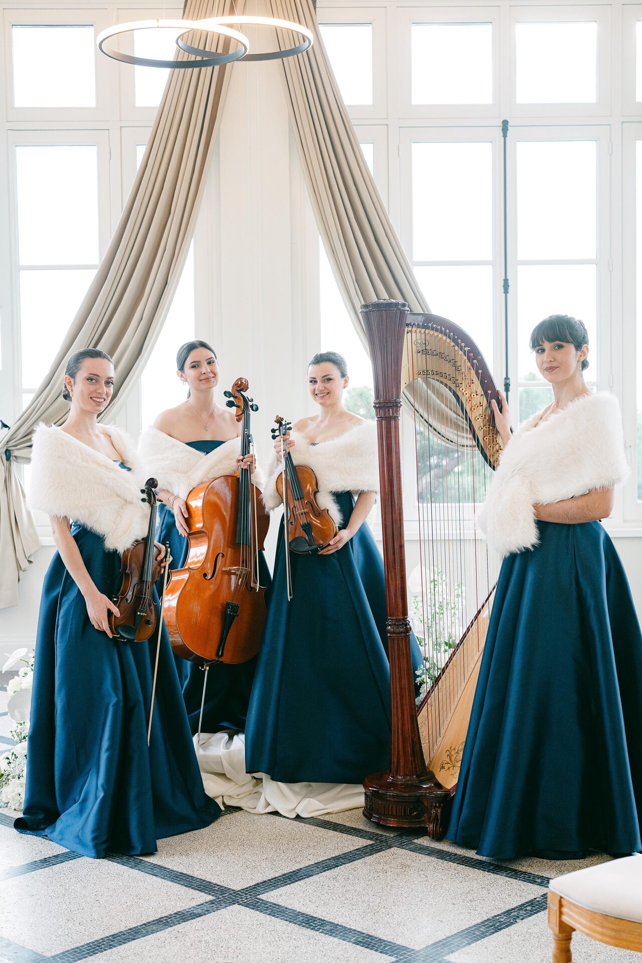 Quatuor et harpiste de NAE Live en robes bleu marine