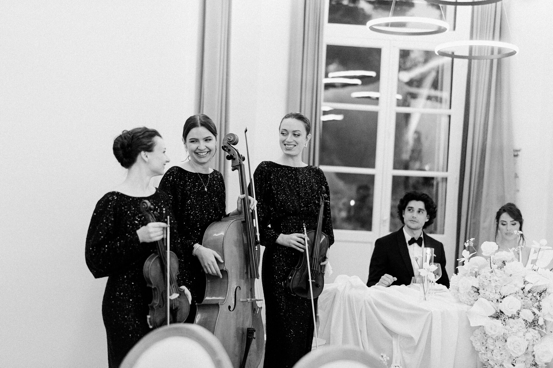 Trio à cordes en noir et blanc lors d'une réception