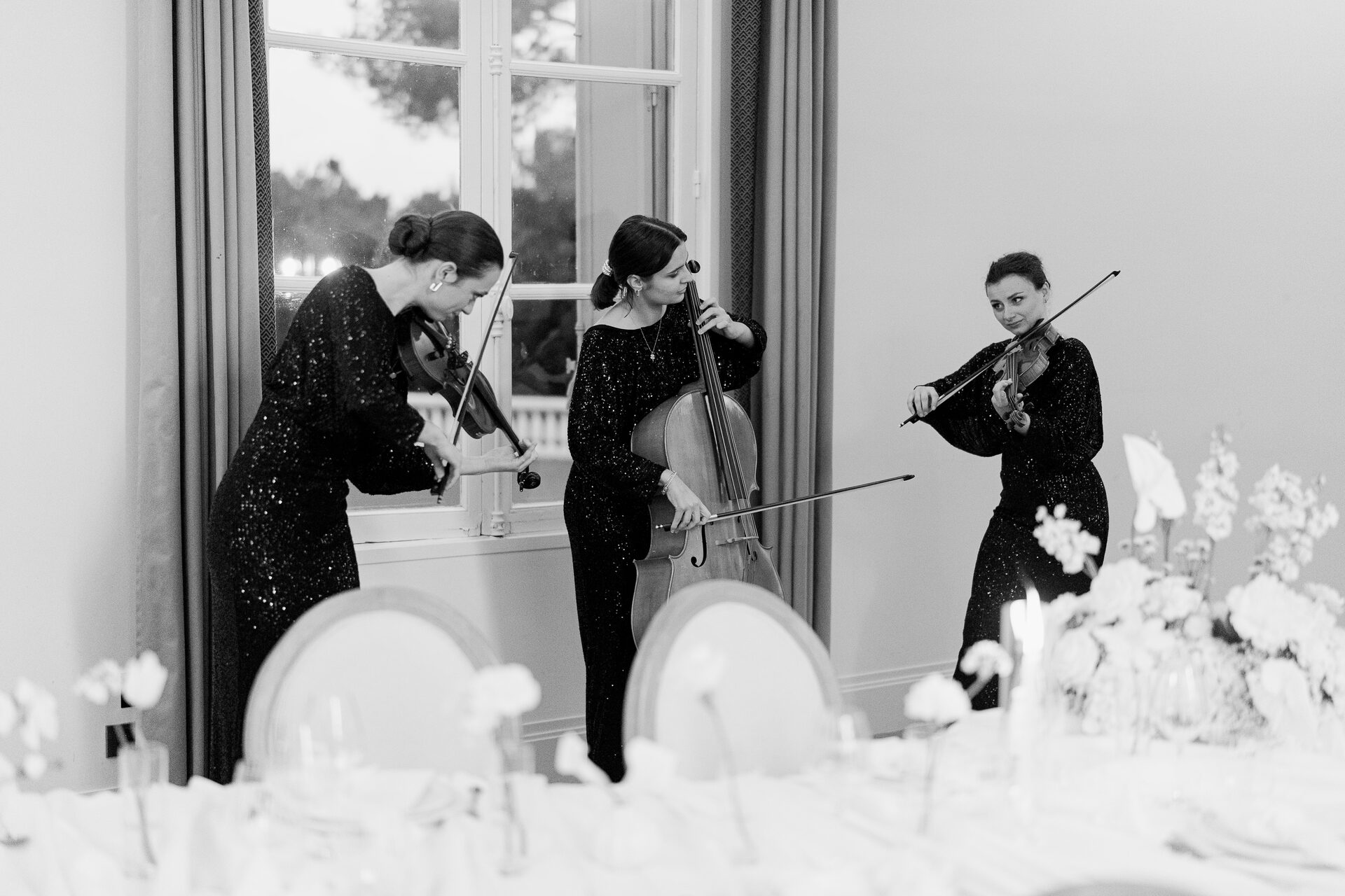 Trio de musiciennes de NAE Live en tenue noire lors d'une réception