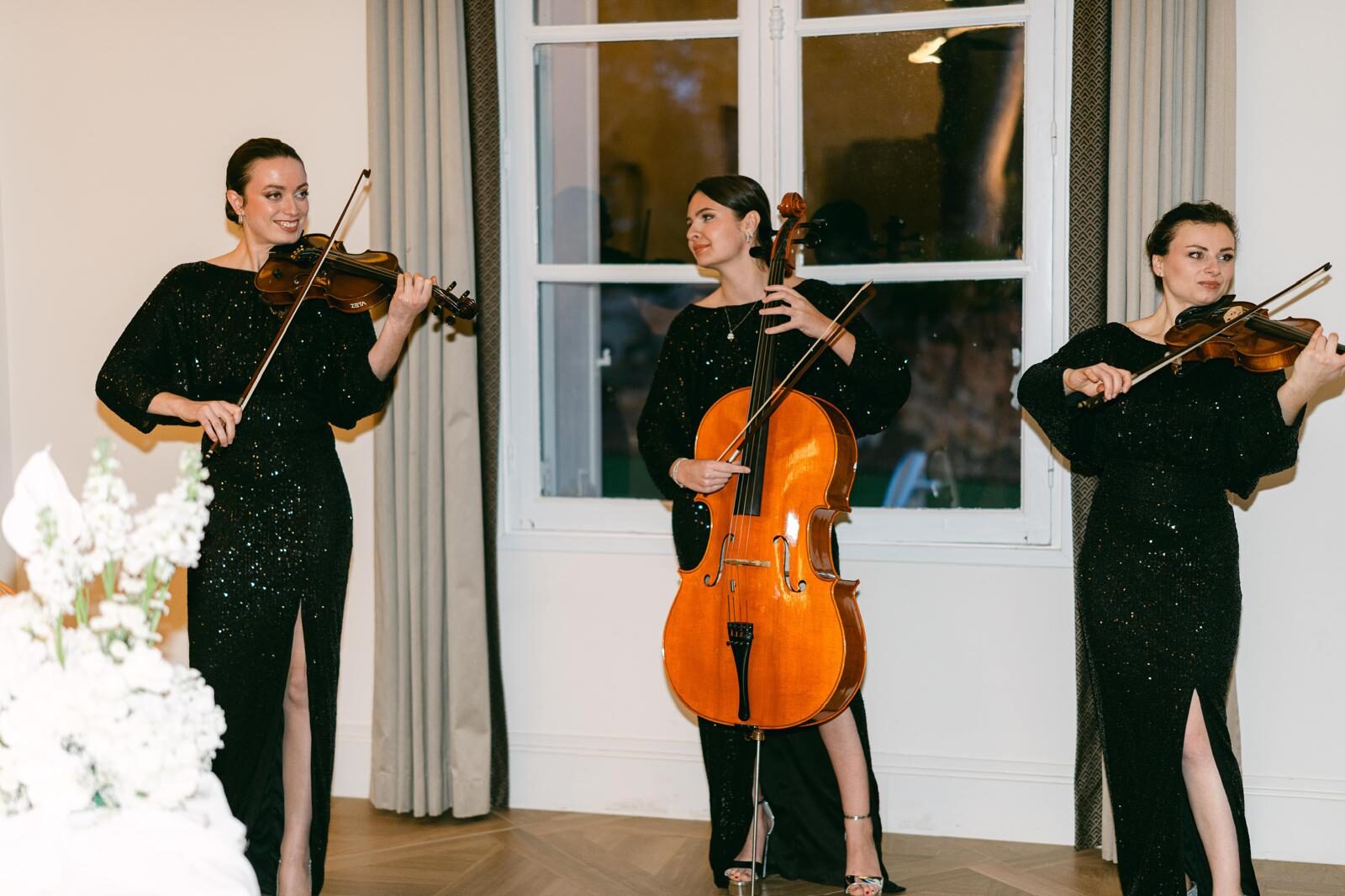 Trio en robes noires pailletées lors d'une réception
